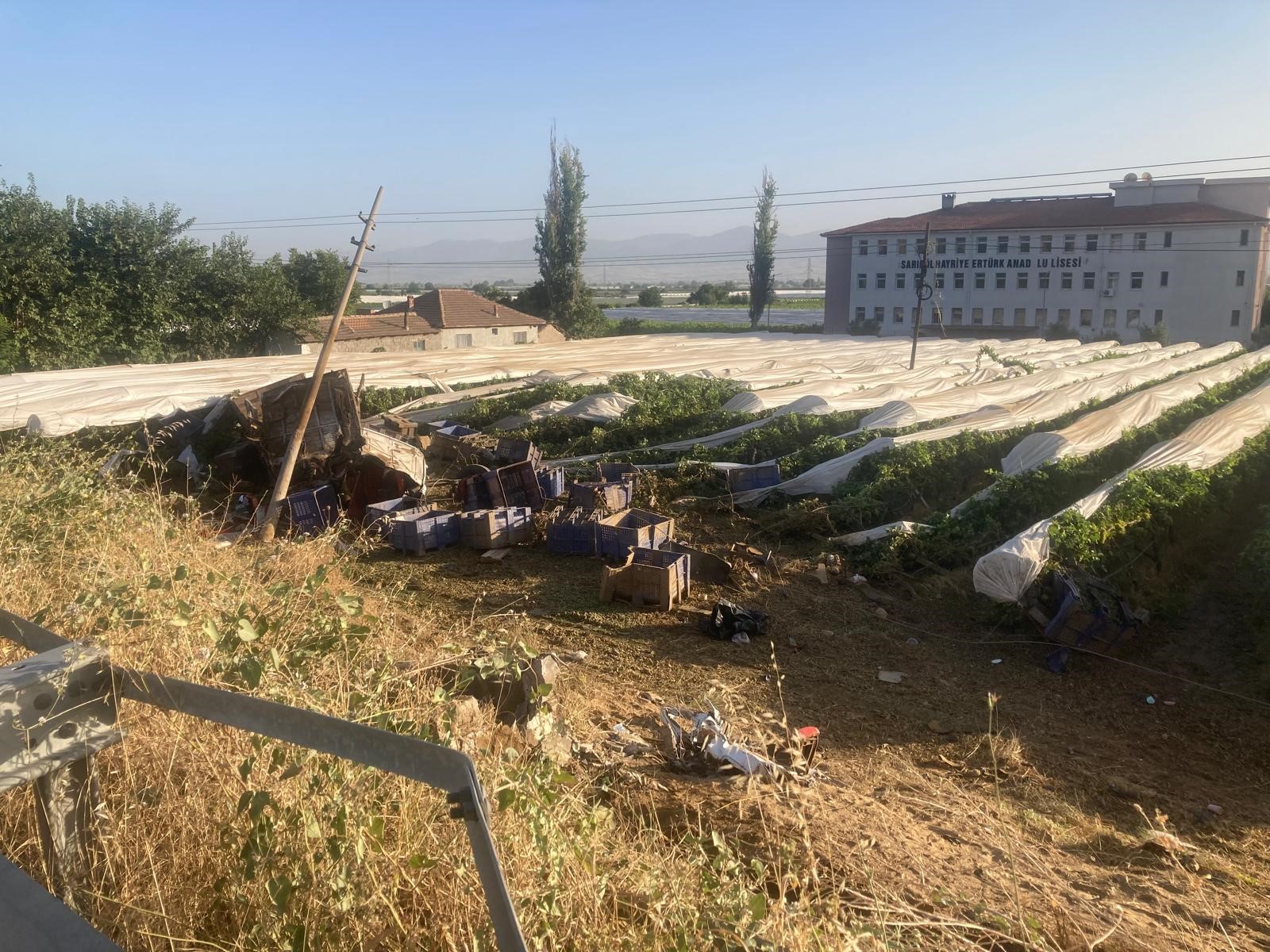 Yoldan Çıkıp Üzüm Bağına Uçan Tırın Şoförü Hayatını Kaybetti (2)