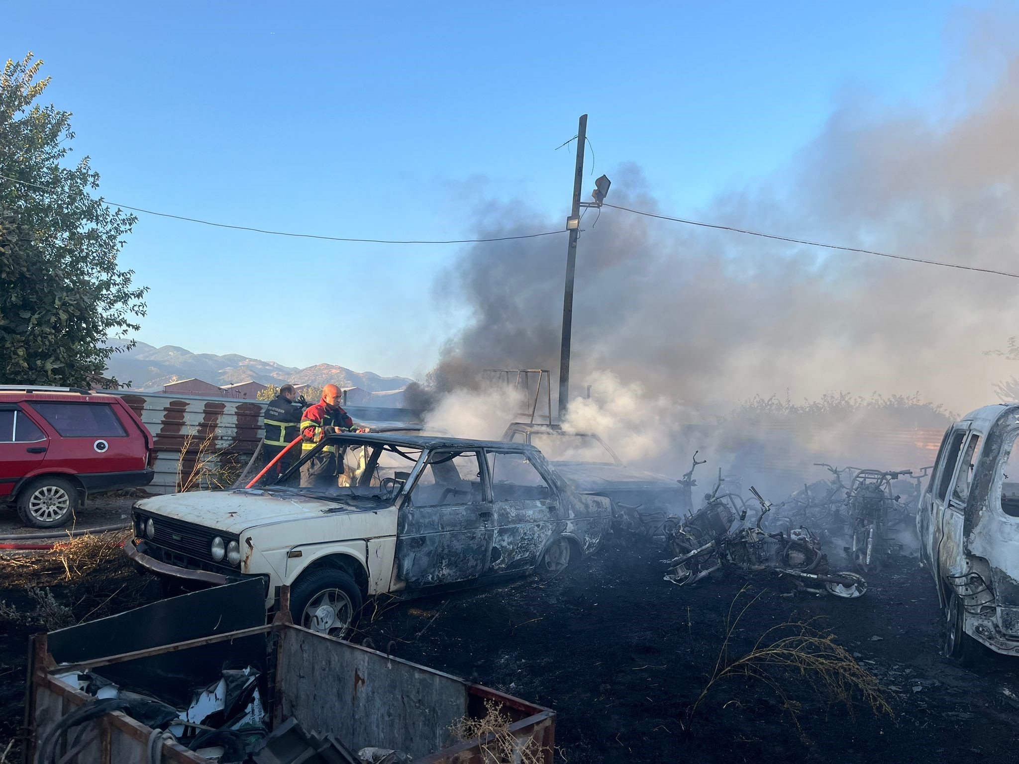 5 Otomobil 30 Motosiklet Yandı (4)