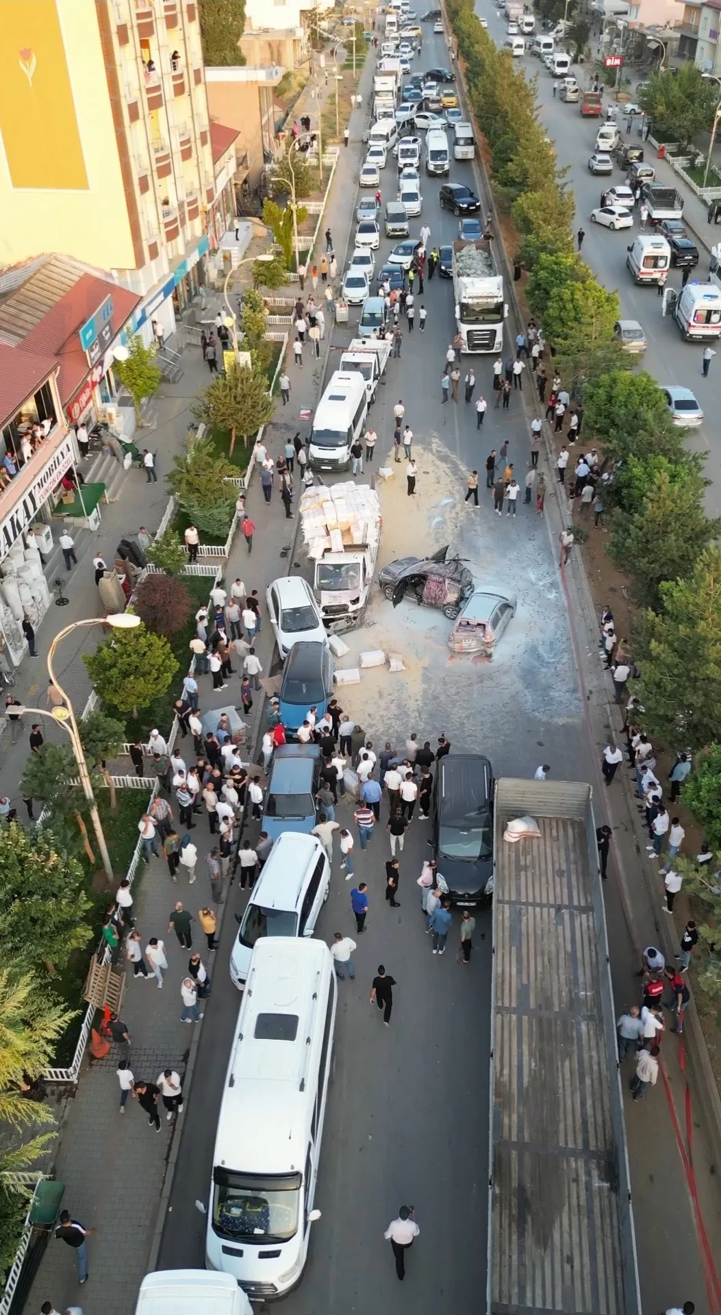 9 Araç Birbirine Girdi, Ortalık Savaş Alanına Döndü Kazanın Dron Görüntüleri Ortaya Çıktı (1)