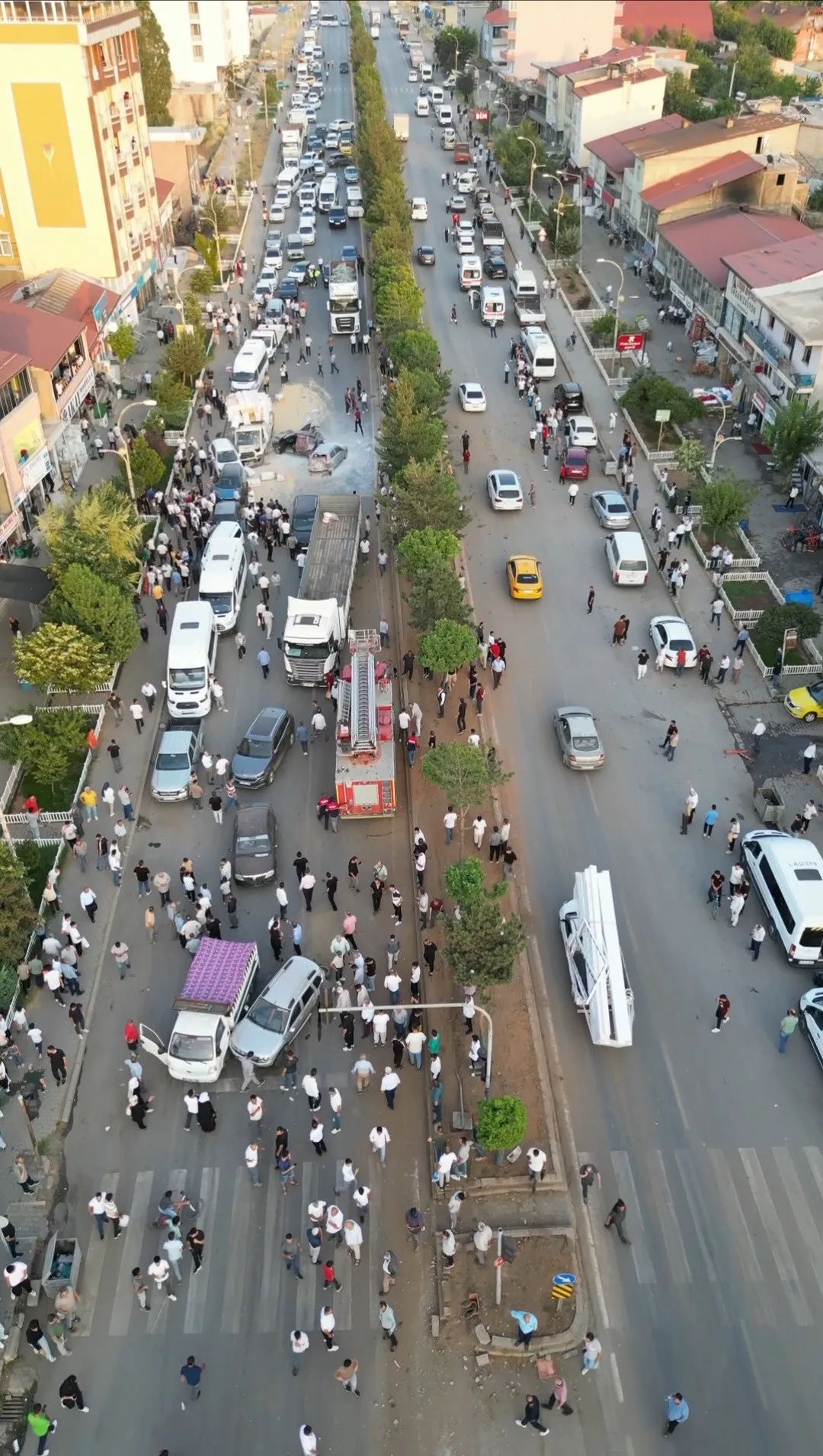 9 Araç Birbirine Girdi, Ortalık Savaş Alanına Döndü Kazanın Dron Görüntüleri Ortaya Çıktı (3)