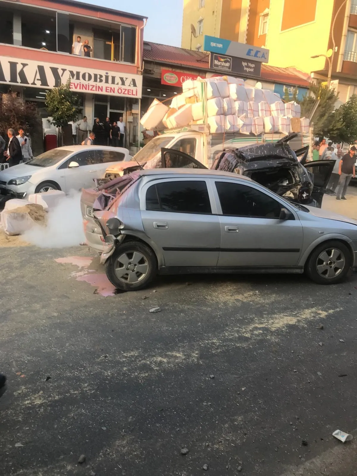 9 Araç Birbirine Girdi, Ortalık Savaş Alanına Döndü Kazanın Dron Görüntüleri Ortaya Çıktı (4)