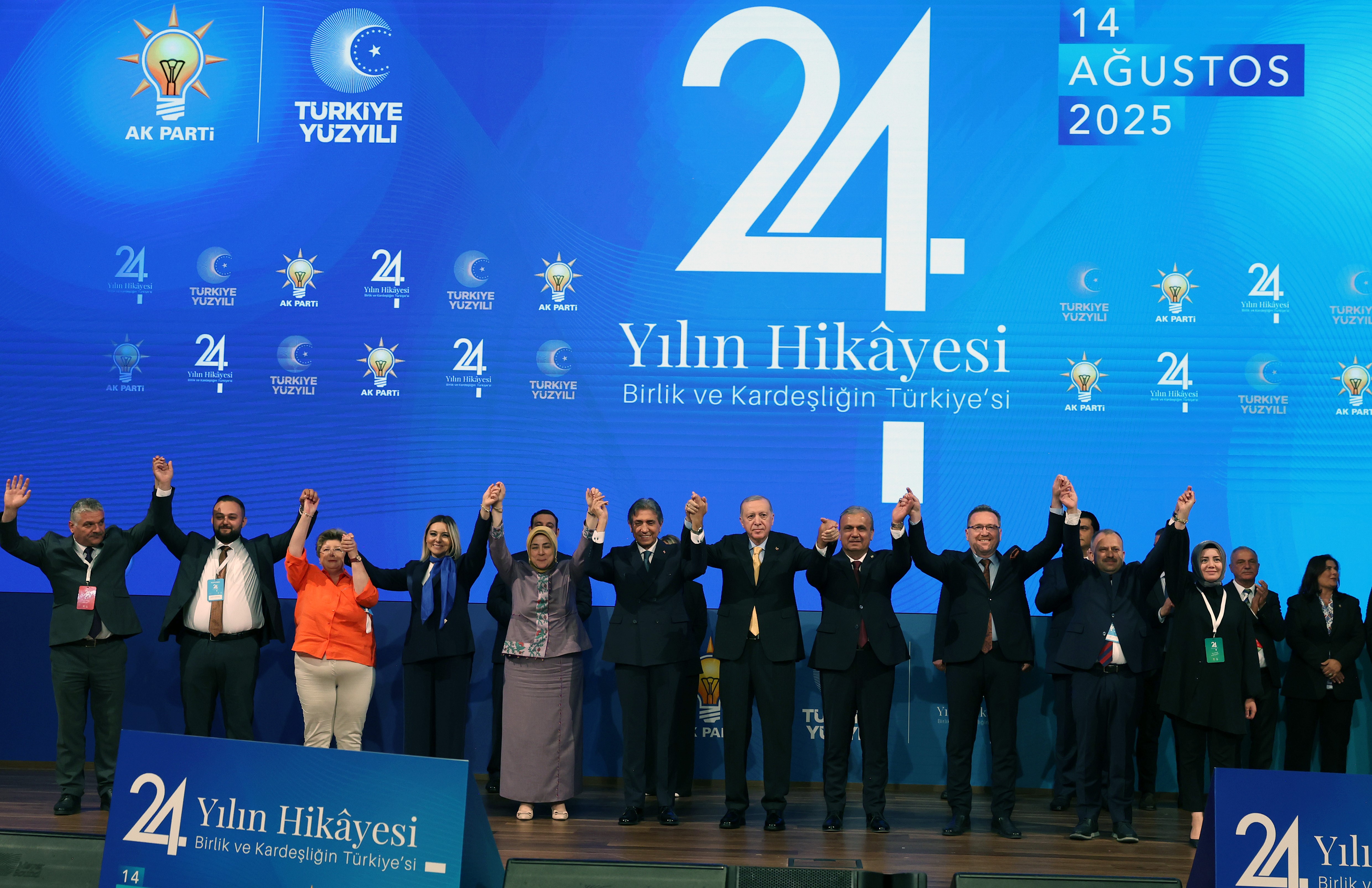 9 Belediye Başkanı Ak Parti’ye Katıldı Cumhurbaşkanı Erdoğan Rozetlerini Taktı (2)