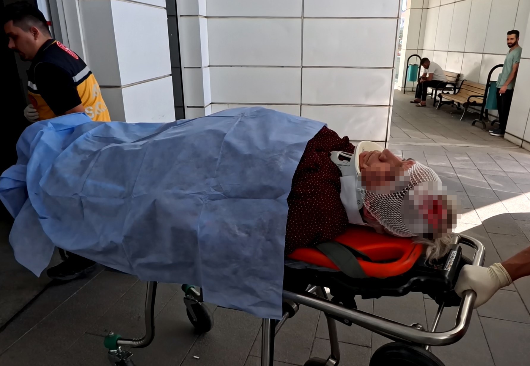 Aksaray'da Otomobil Kamyonetle Çarpıştı 1'I Ağır 5 Yaralı (4)