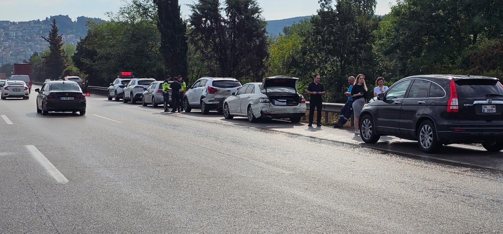 Anadolu Otoyolu'nda 10 Araçlı Zincirleme Kaza 10 Yaralı (1)