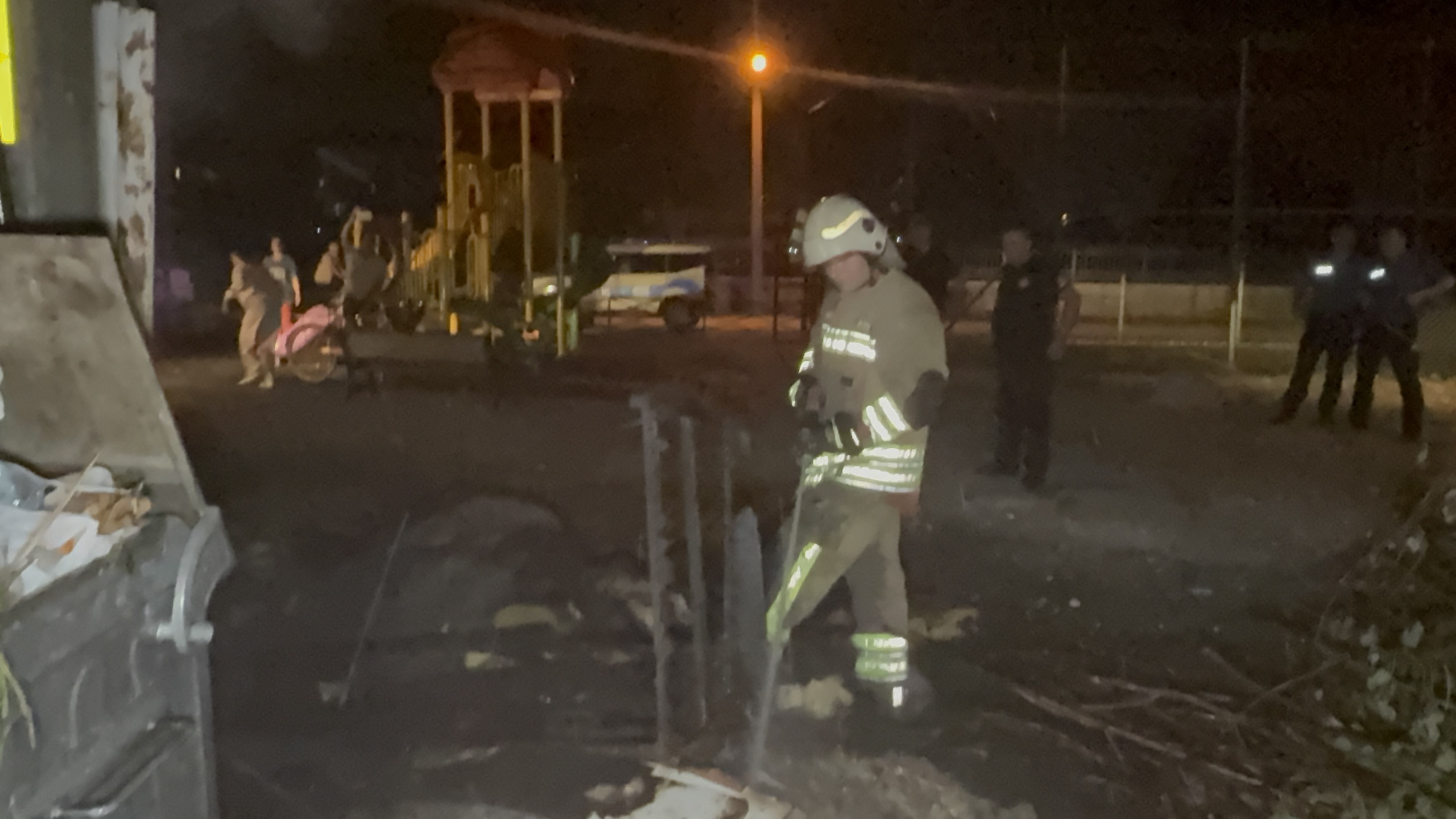 Anız Yangını 20 Bin Nüfuslu Mahallenin Elektriğini Kesti (4)