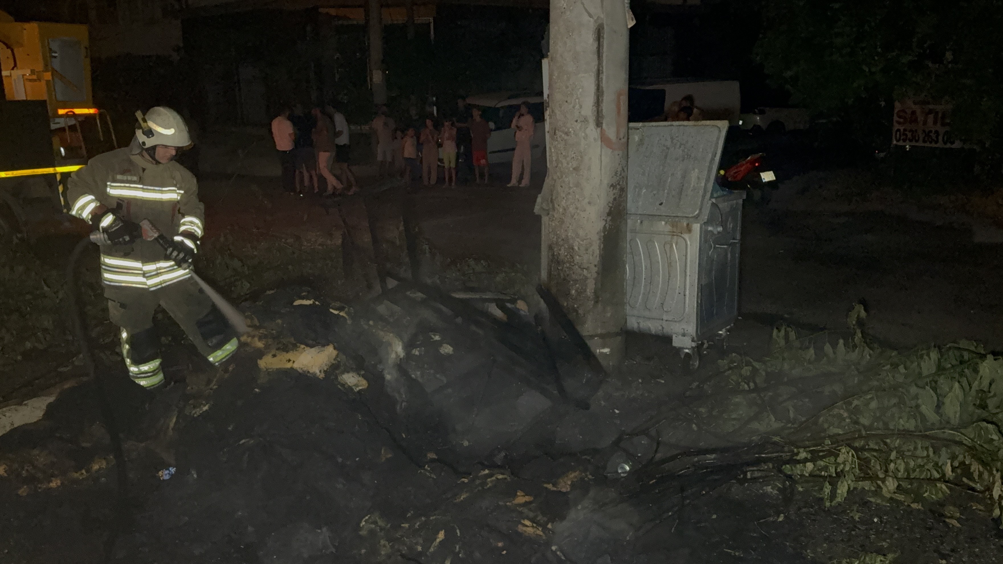 Anız Yangını 20 Bin Nüfuslu Mahallenin Elektriğini Kesti (5)