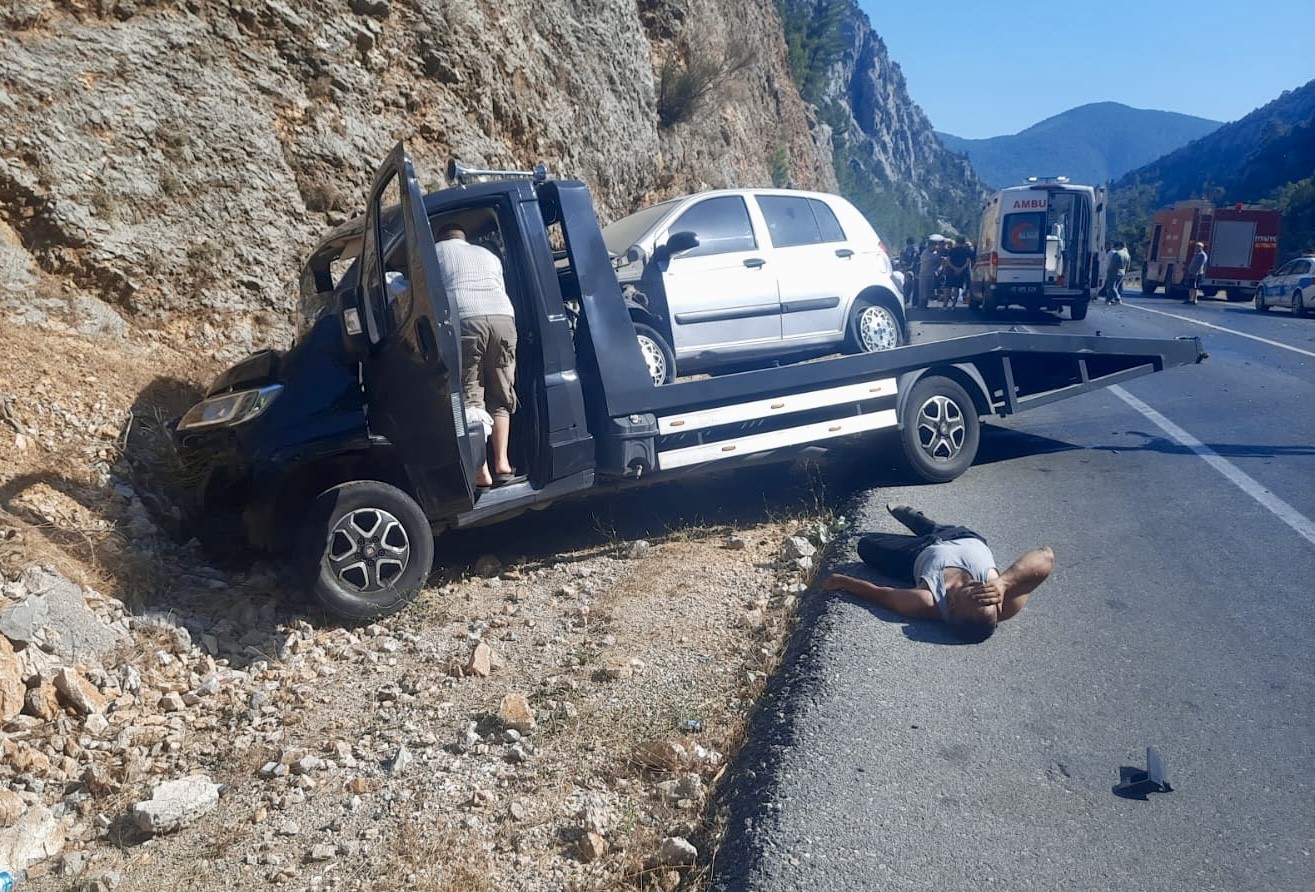 Antalya'da Otomobil Çekici Ile Çarpıştı 5 Yaralı (2)