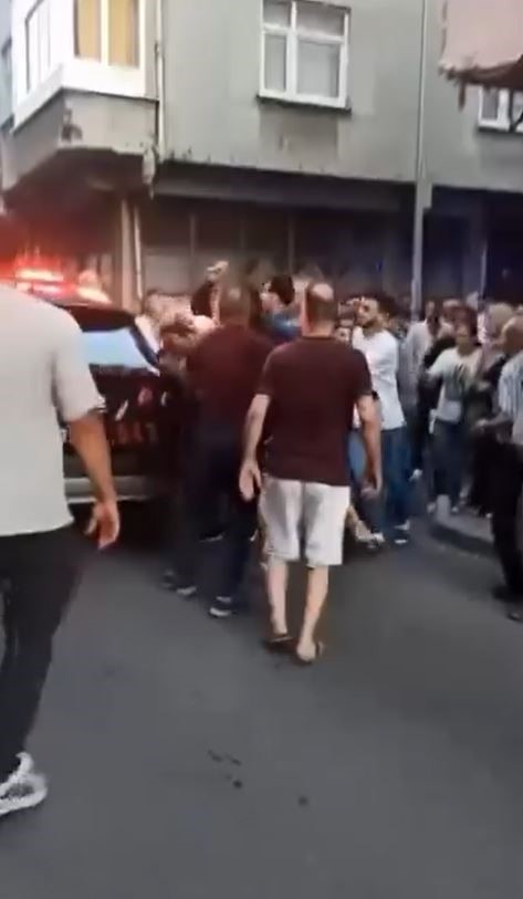 Bağcılar’da Kadını Bıçaklayan Şahsı Vatandaşlar Linç Etti (1)