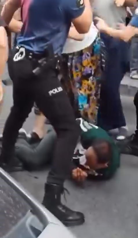 Bağcılar’da Kadını Bıçaklayan Şahsı Vatandaşlar Linç Etti (3)