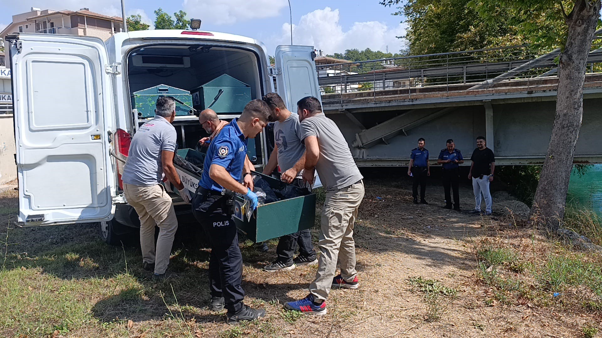 Balık Avlamak Için Geldiği Irmakta Ceset Buldu (2)