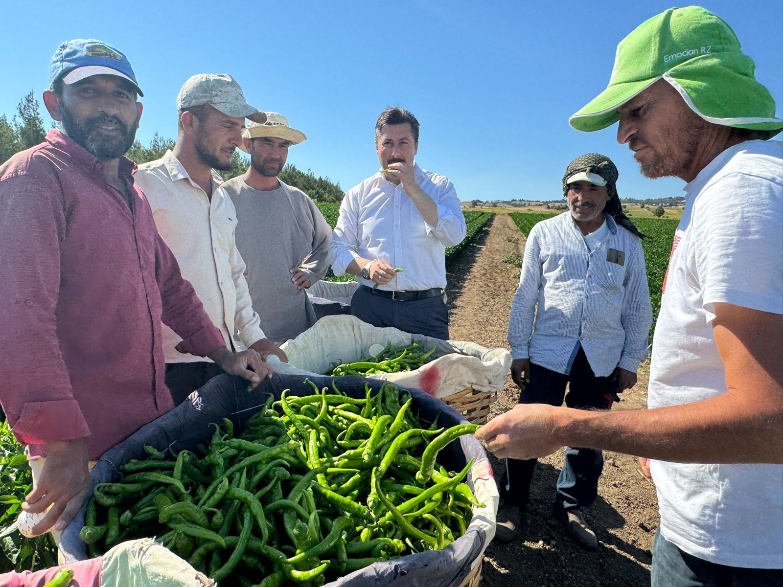Başkan Özel’den Tarladaki Işçilere Sürpriz Ziyaret (1)