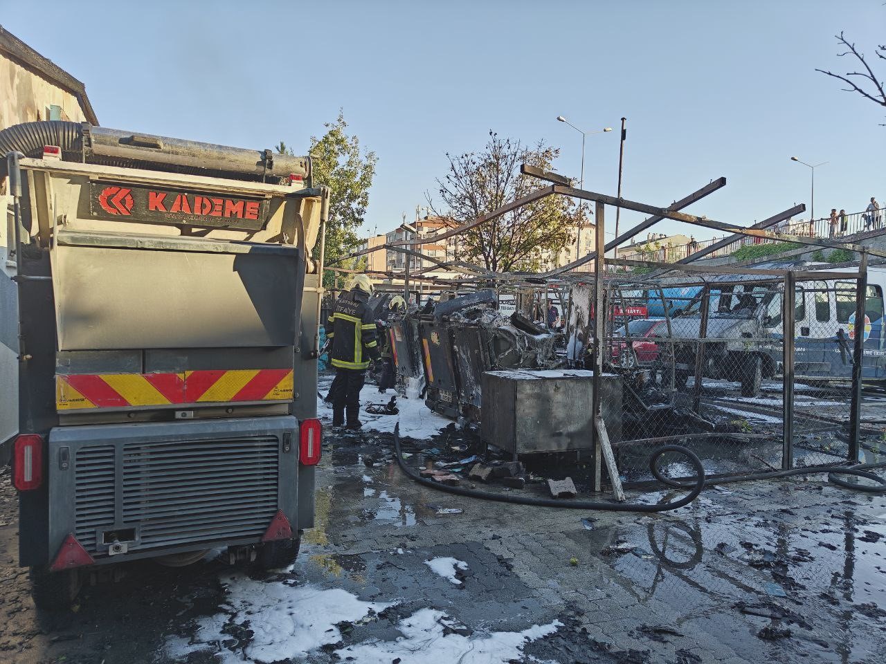Belediyenin Temizlik Araçları Küle Döndü (3)