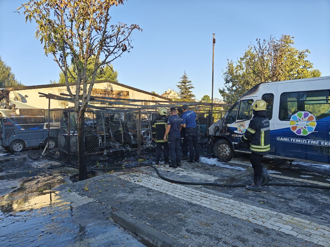 Belediyenin Temizlik Araçları Küle Döndü (5)