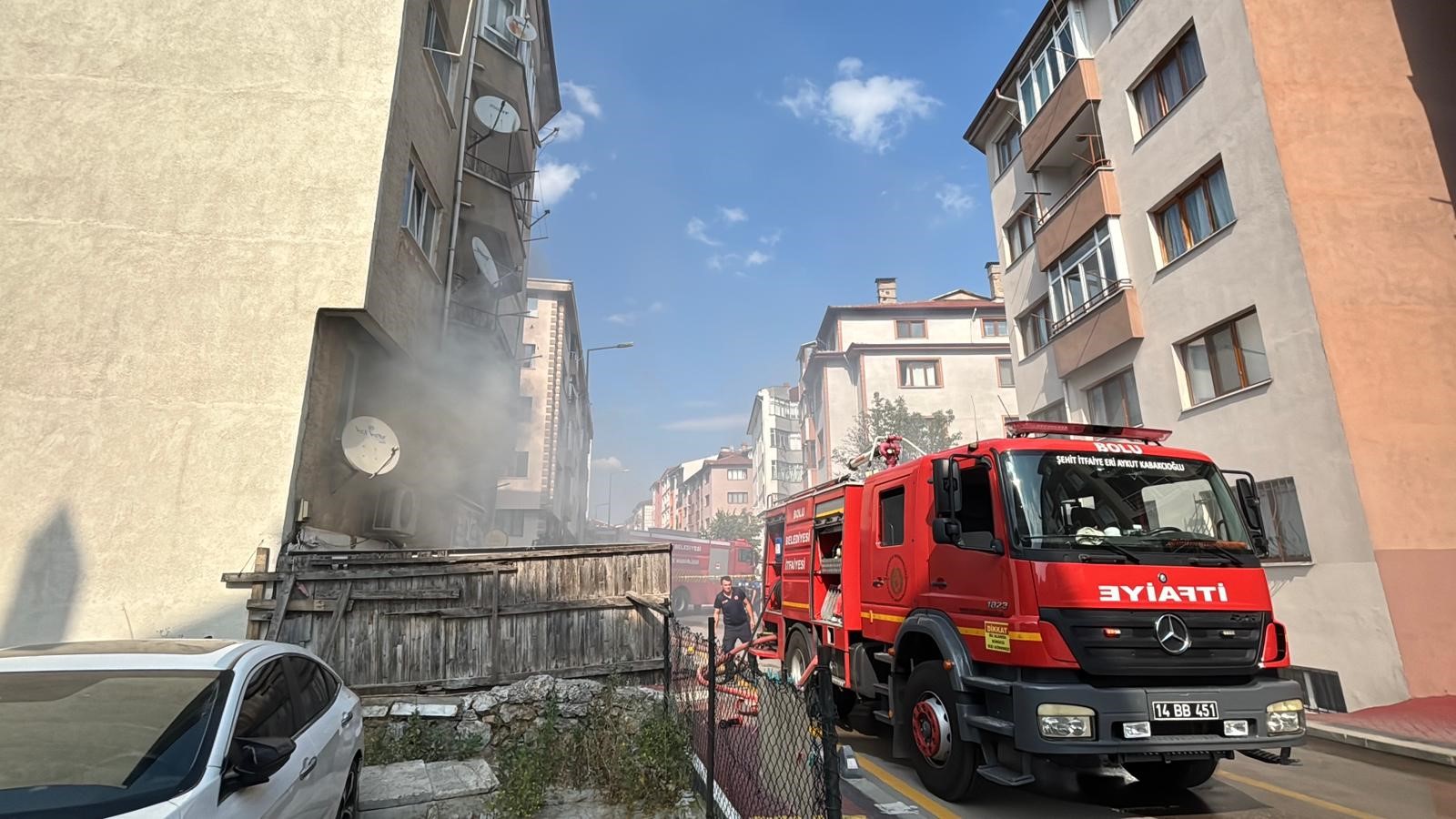 Bolu'da 5 Katlı Apartmanda Yangın Çıktı 1'I Çocuk 2 Kişi Dumanlar Arasından Kurtarıldı (1)