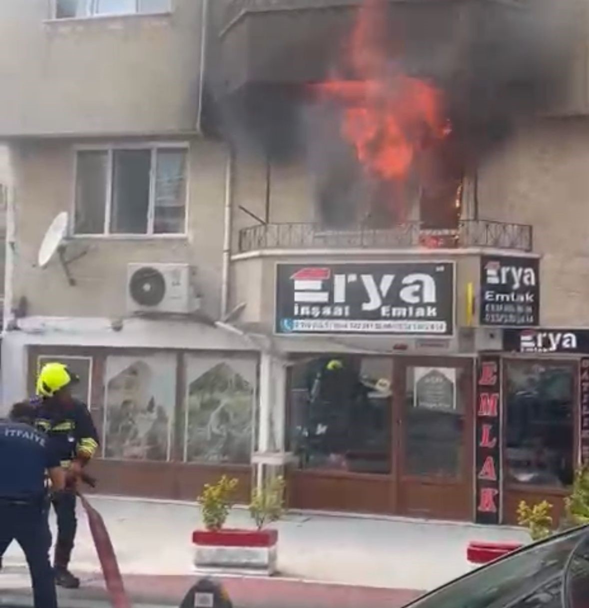Bolu'da 5 Katlı Apartmanda Yangın Çıktı 1'I Çocuk 2 Kişi Dumanlar Arasından Kurtarıldı (2)