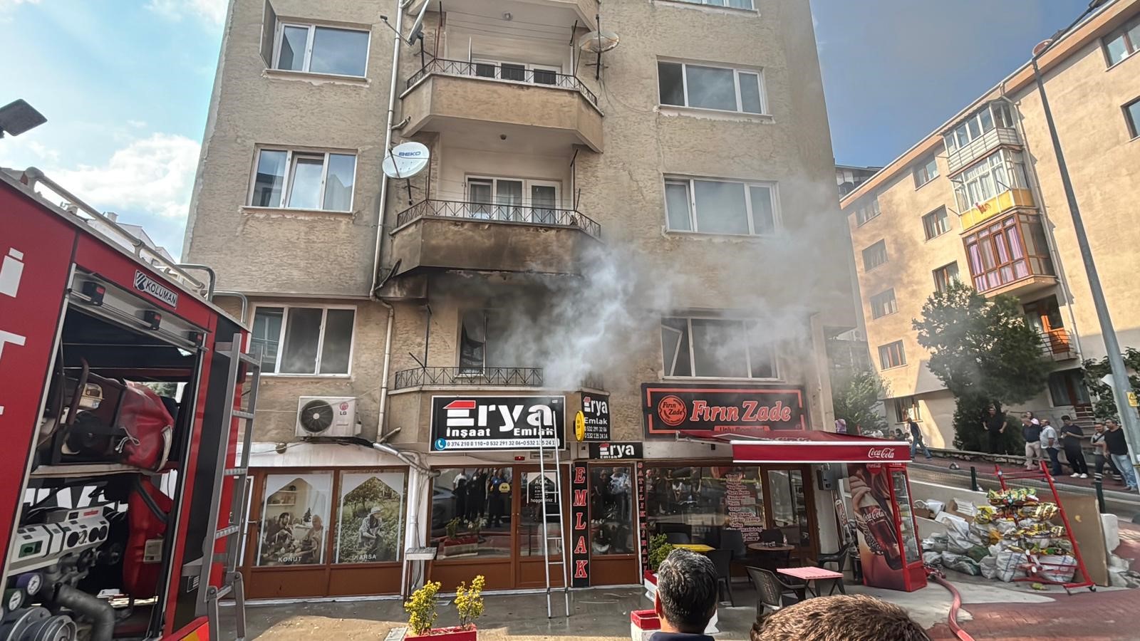 Bolu'da 5 Katlı Apartmanda Yangın Çıktı 1'I Çocuk 2 Kişi Dumanlar Arasından Kurtarıldı (4)