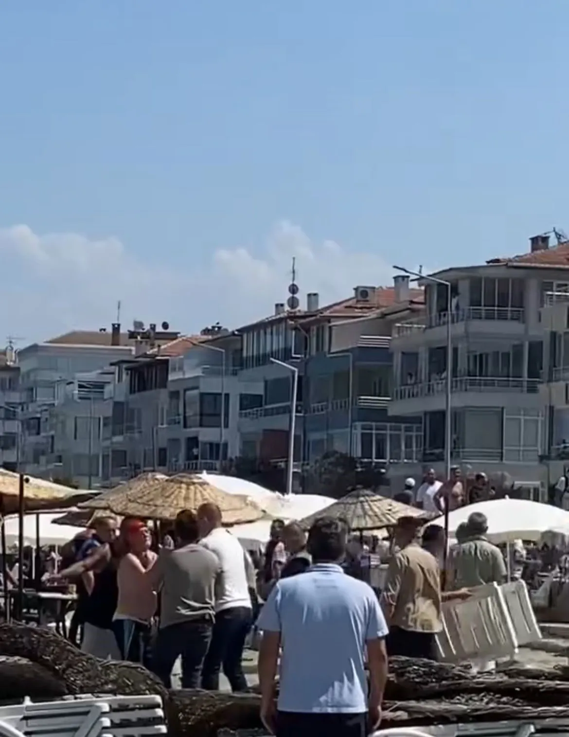 Bursa Halk Plajında Şezlong Kavgası Zabıta Ile Görevliler Arasında Tekmeli Yumruklu Kavga (4)