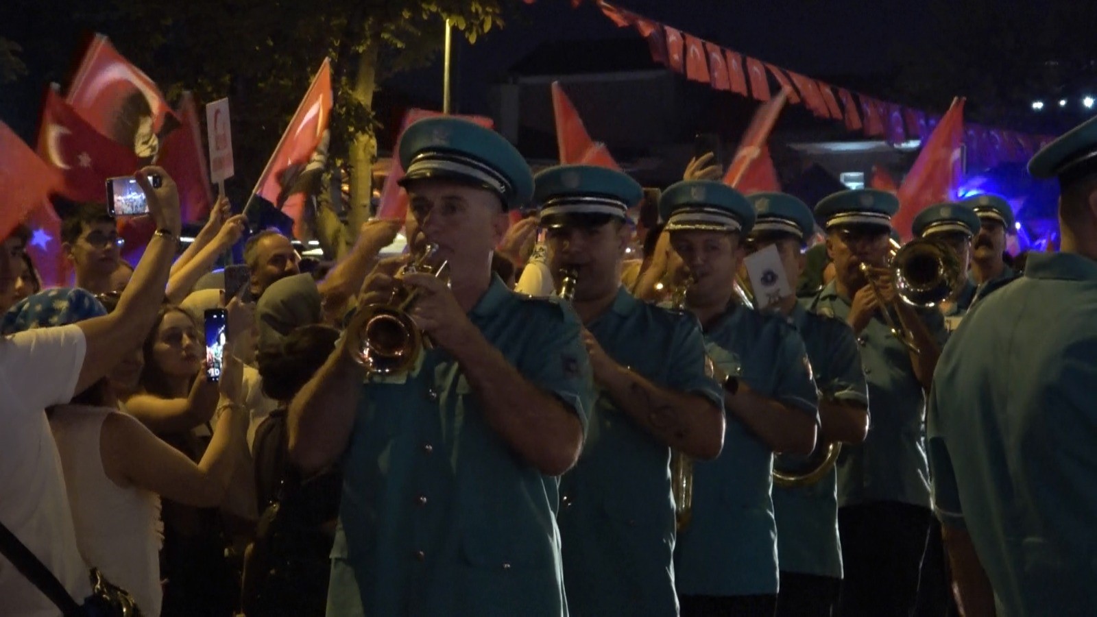 Bursa'da 30 Ağustos Zafer Bayramı Coşkusu Fener Alayı Ve Göksel Konseriyle Taçlandı (5)