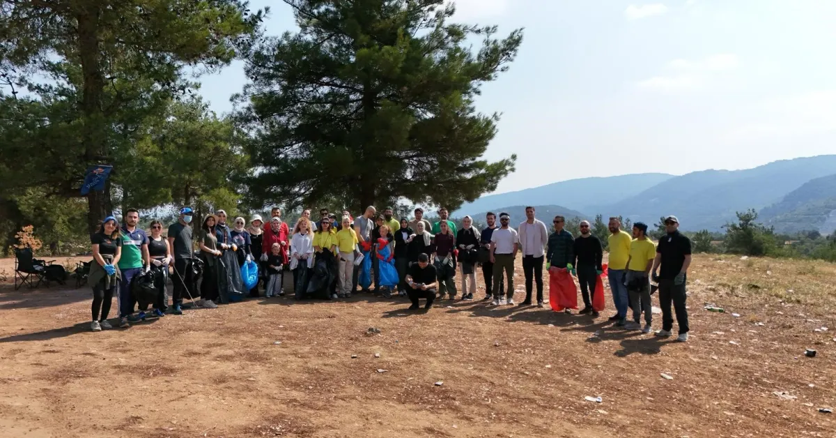 Bursa’da Gönüllüler Ormanı Temizledi 7 Saatte Torbalarca Çöp Toplandı (2)