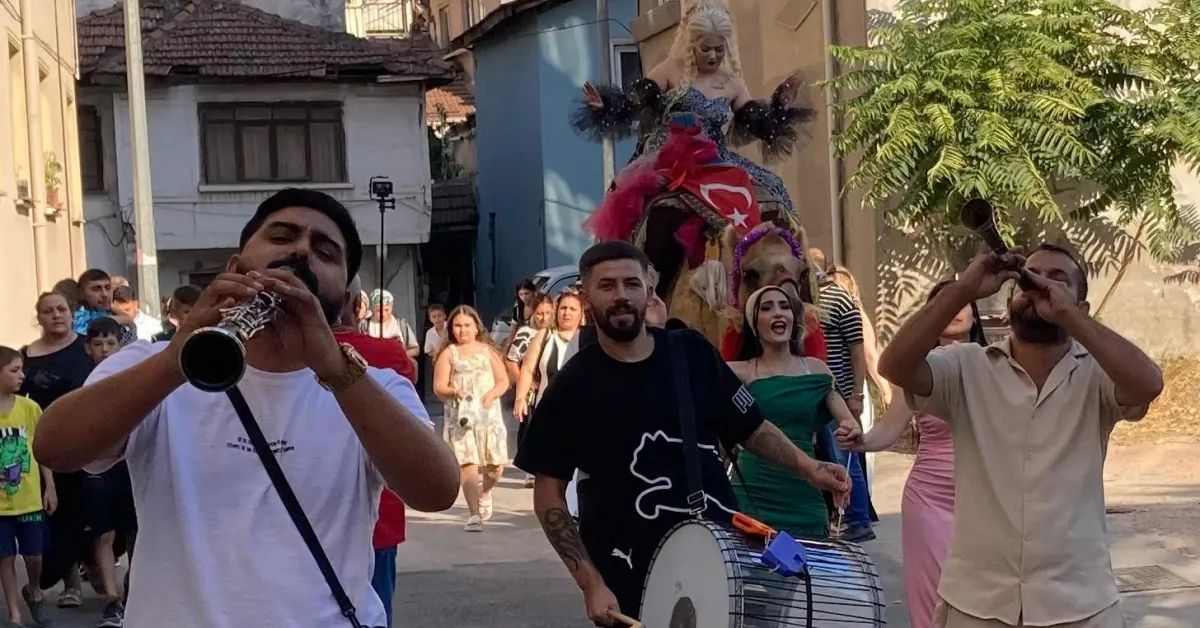 Bursa’da İlginç Sünnet Düğünü! Çocuk Ata, Anne İse Deveye Bindi (2)