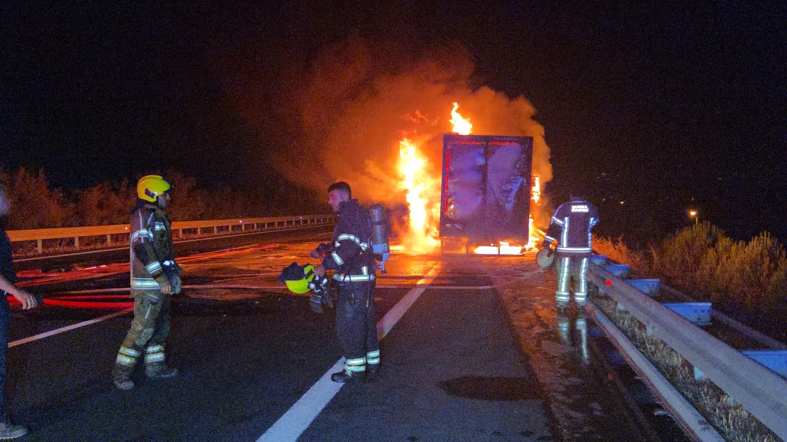 Bursa'da Kargo Kamyonu Alevlere Teslim Oldu (2)