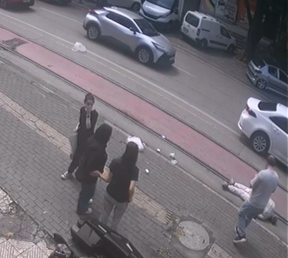 Bursa’da Yolun Karşısına Geçen Yaşlı Adama Otomobil Çarptı (2)