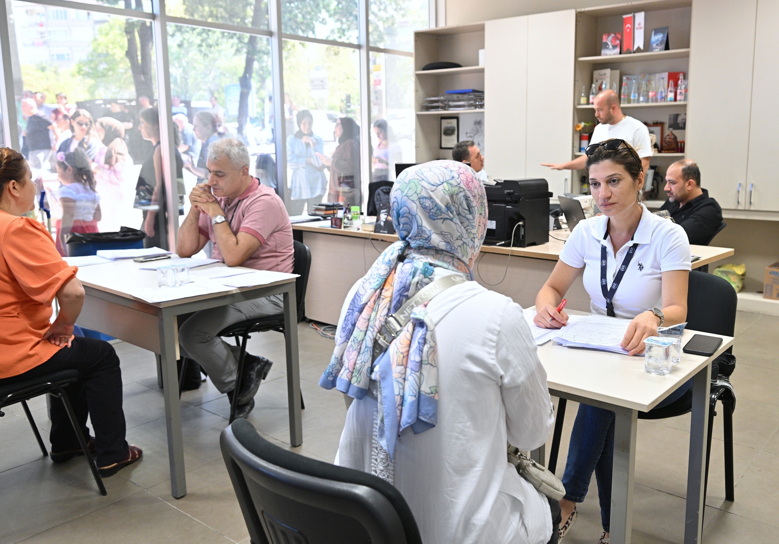 Bursa’da Yüzlerce Kişi Iş Için Sıraya Girdi (1)