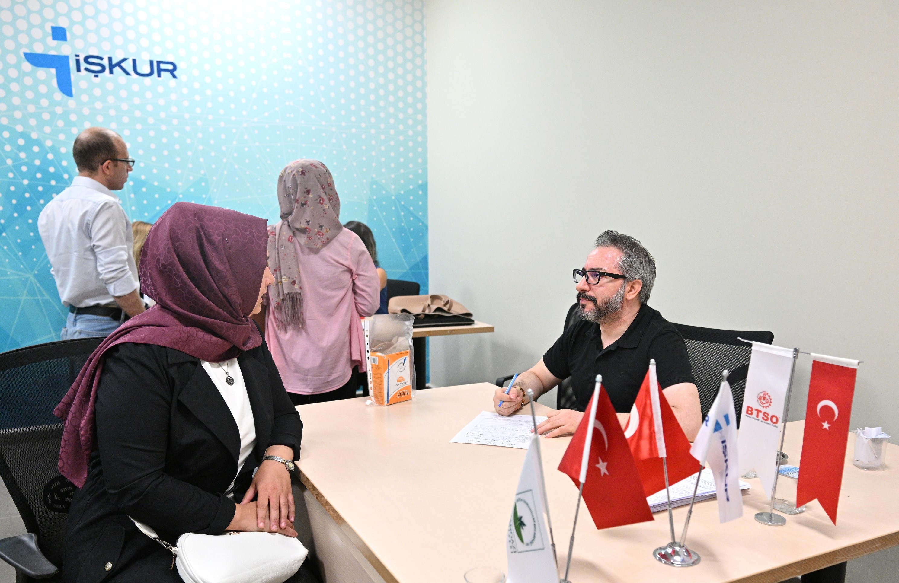 Bursa’da Yüzlerce Kişi Iş Için Sıraya Girdi (2)