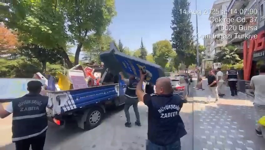 Bursa'da Zabıta Dakikalar Içinde Kaldırım Ve Sokakları Böyle Temizledi (3)-1