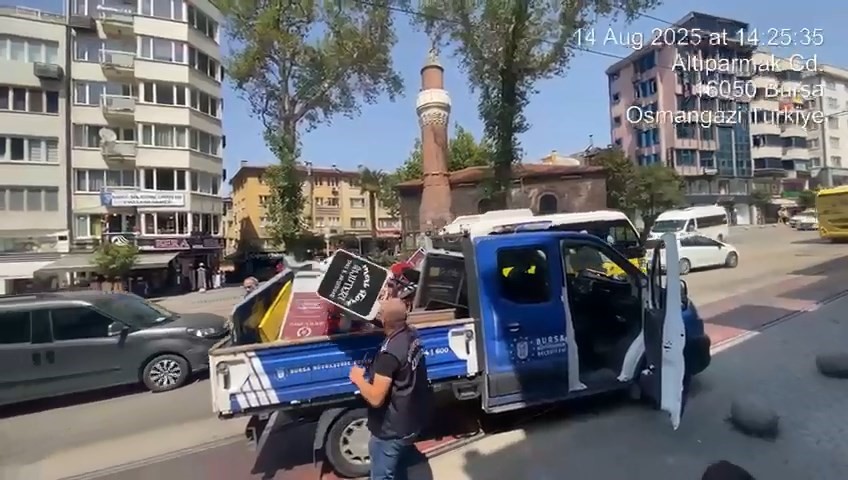 Bursa'da Zabıta Dakikalar Içinde Kaldırım Ve Sokakları Böyle Temizledi (4)