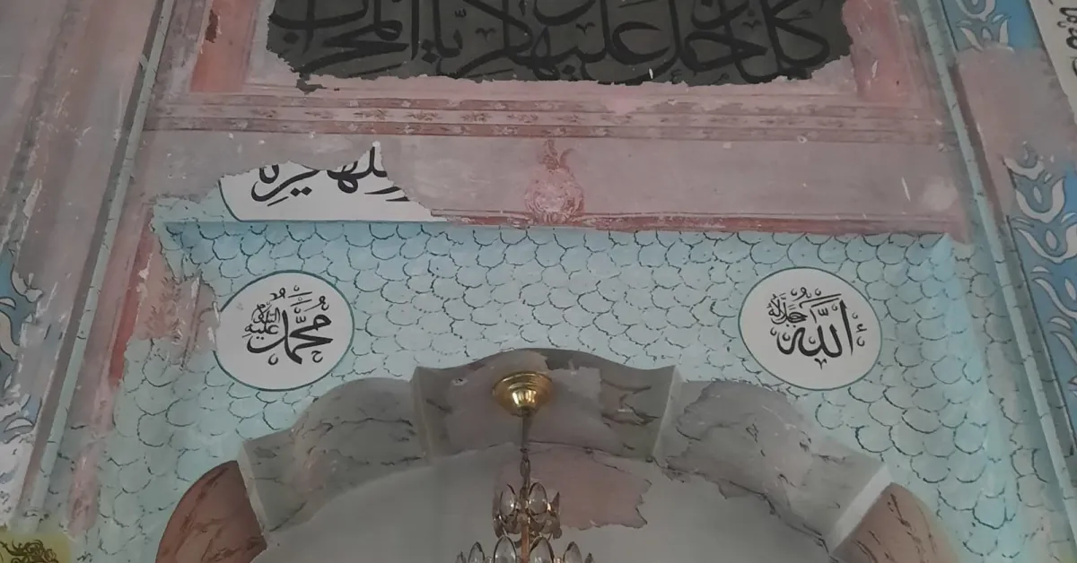 Bursa’daki Tarihi Yeni Bezzaz Camii’nin Mihrabı Yıllardır Onarılmayı Bekliyor (2)