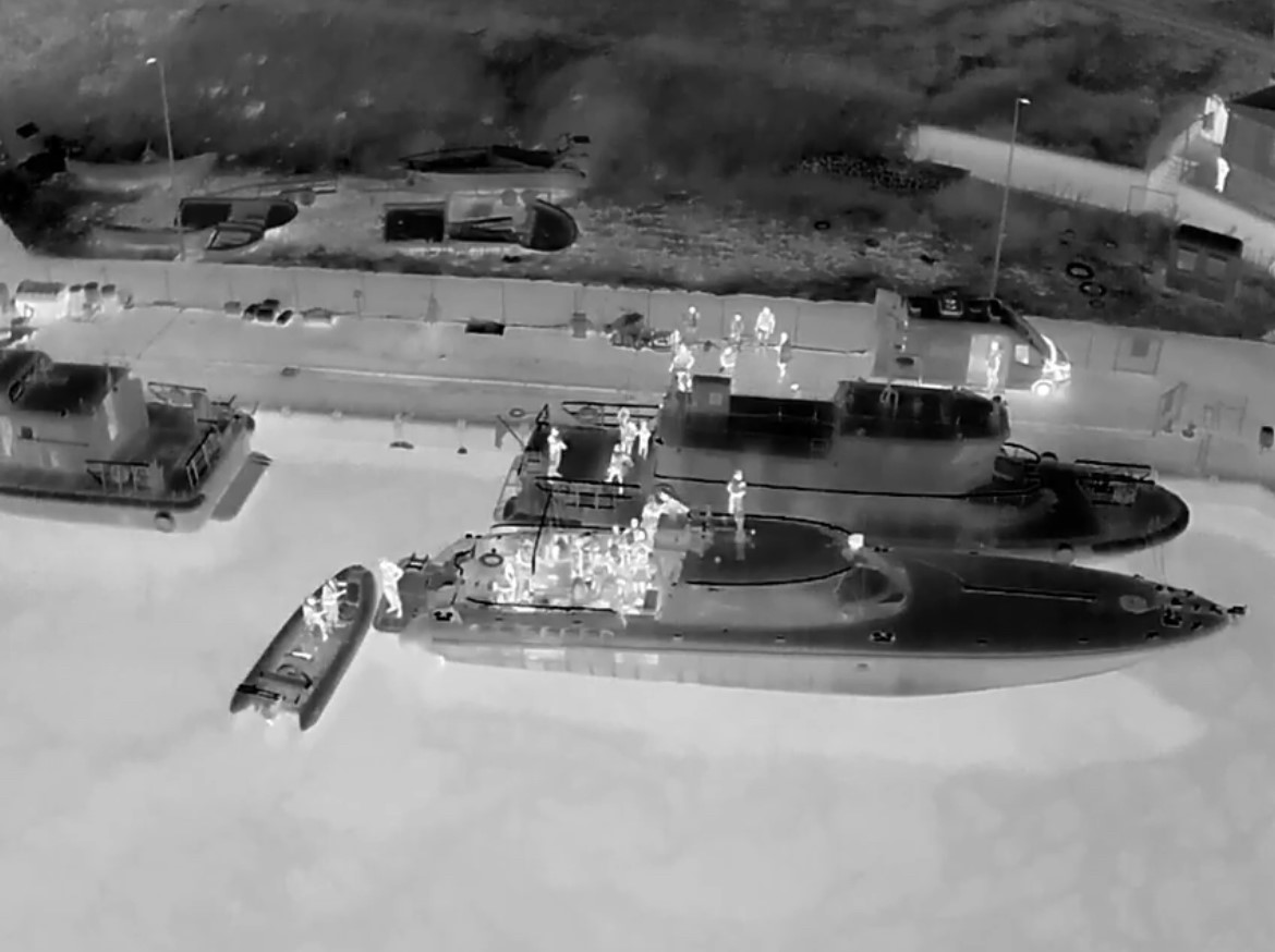 Çanakkale’de 25 Kaçak Göçmen Ile 1 Göçmen Kaçakçısı Yakalandı (2)