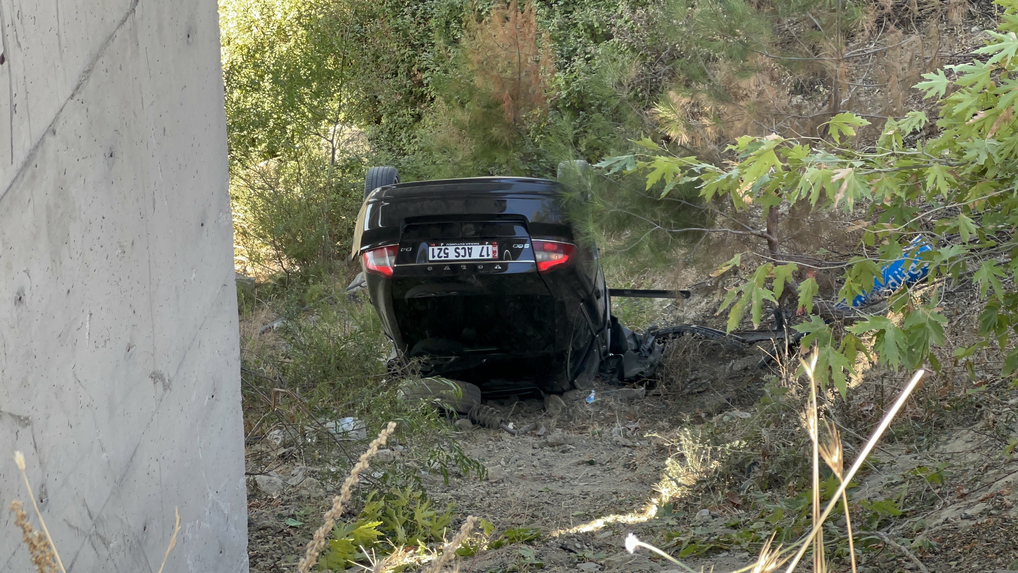 Çanakkale'de Kontrolden Çıkan Otomobil Viyadükten Uçtu 3 Yaralı (2)