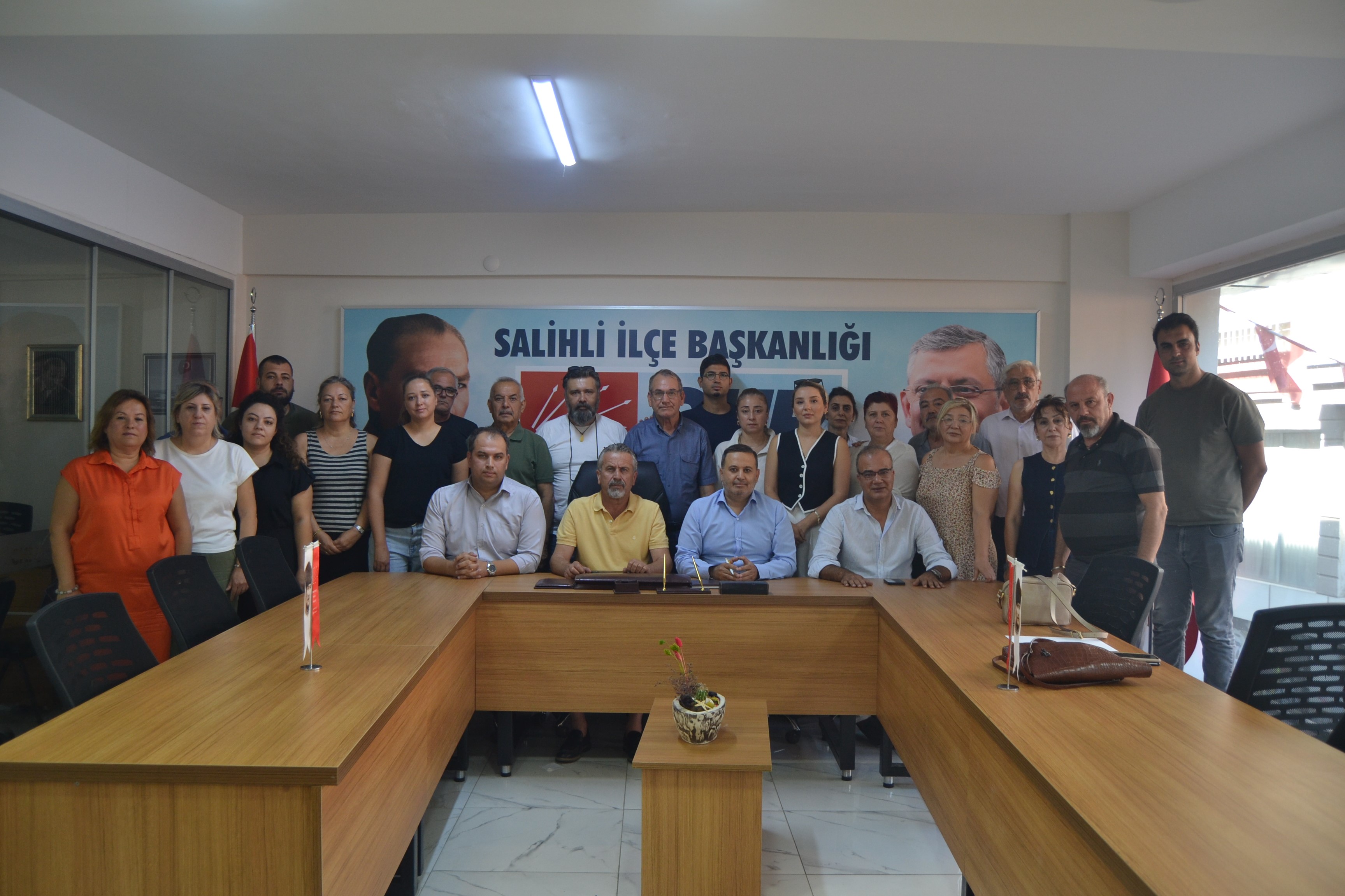 Chp Salihli İlçe Başkanı Enver Akgün Görevinden Ve Adaylığından İstifa Etti (1)