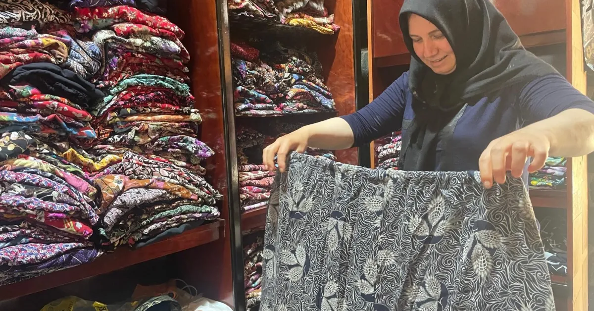 Cumalıkızık’ta Girişimci Kadın, Kendi Dikim Şalvarları Turistlere Satıyor (1)