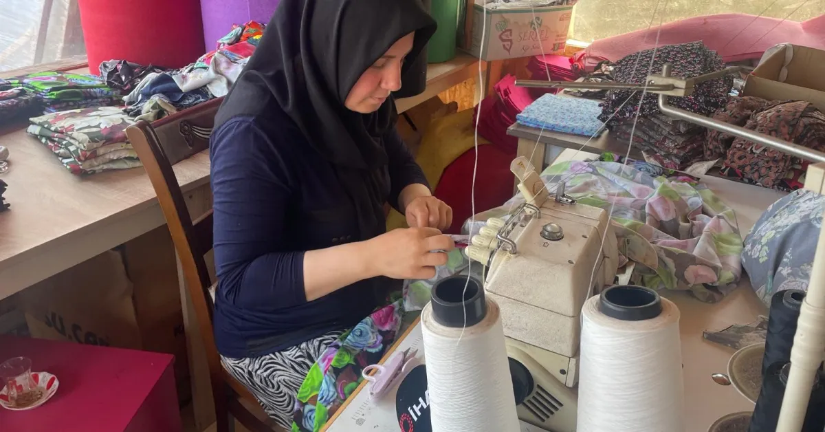 Cumalıkızık’ta Girişimci Kadın, Kendi Dikim Şalvarları Turistlere Satıyor (2)