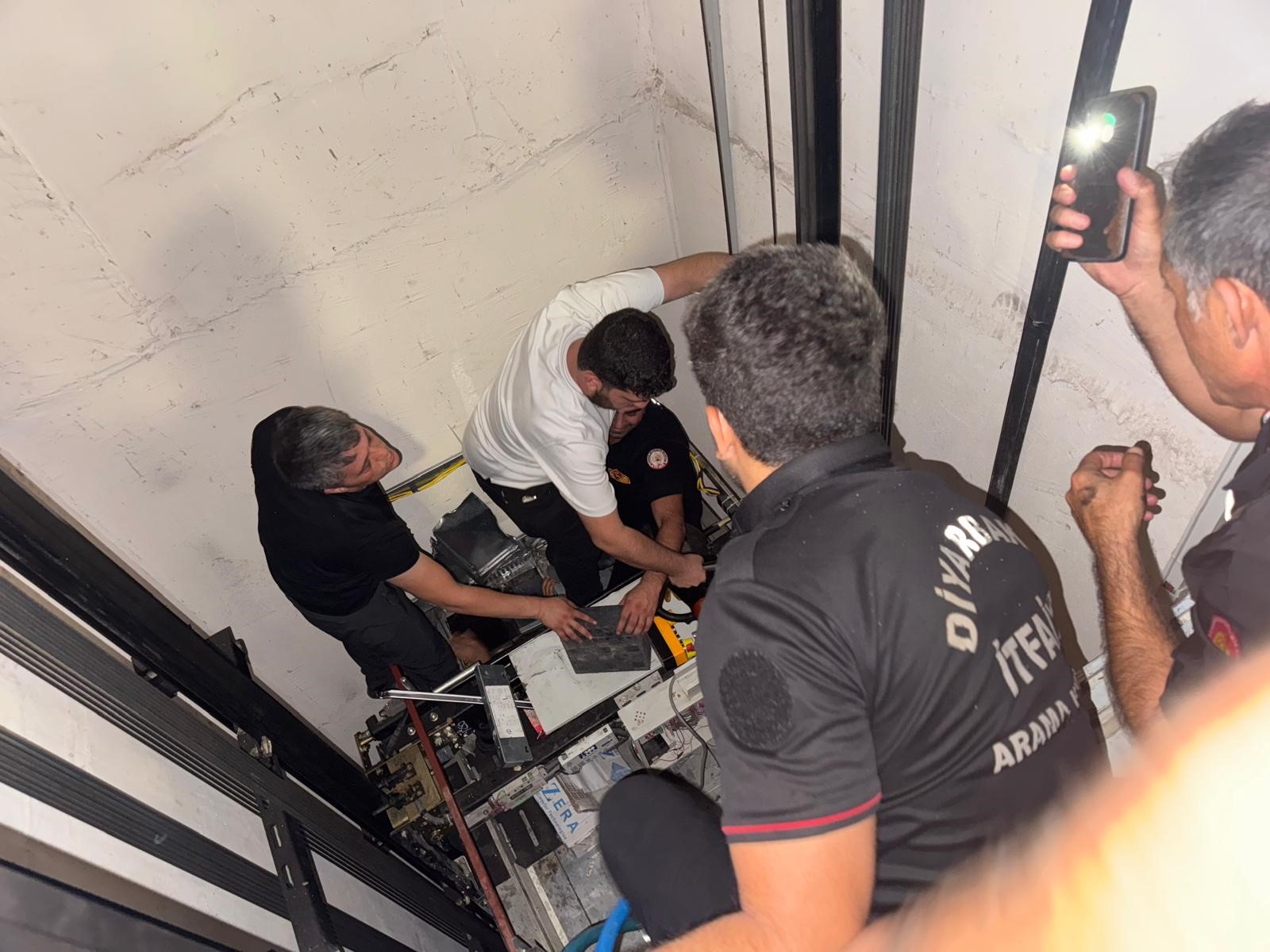 Diyarbakır’da Amed Sportif Faaliyetler Ile Erzurumspor Fk Arasında Oynanan Karşılaşmaya Gelen Taraftarlar, Stat Asansöründe Korku Dolu Anlar Yaşadı (1)