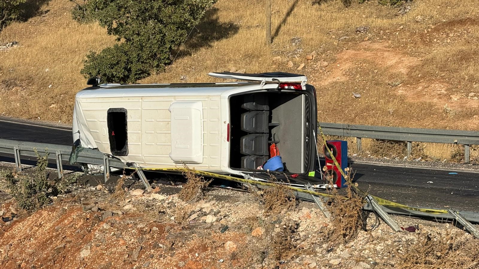 Diyarbakır’da Kadınları Taşıyan Minibüs Devrildi 1 Ölü, 15 Yaralı (5)