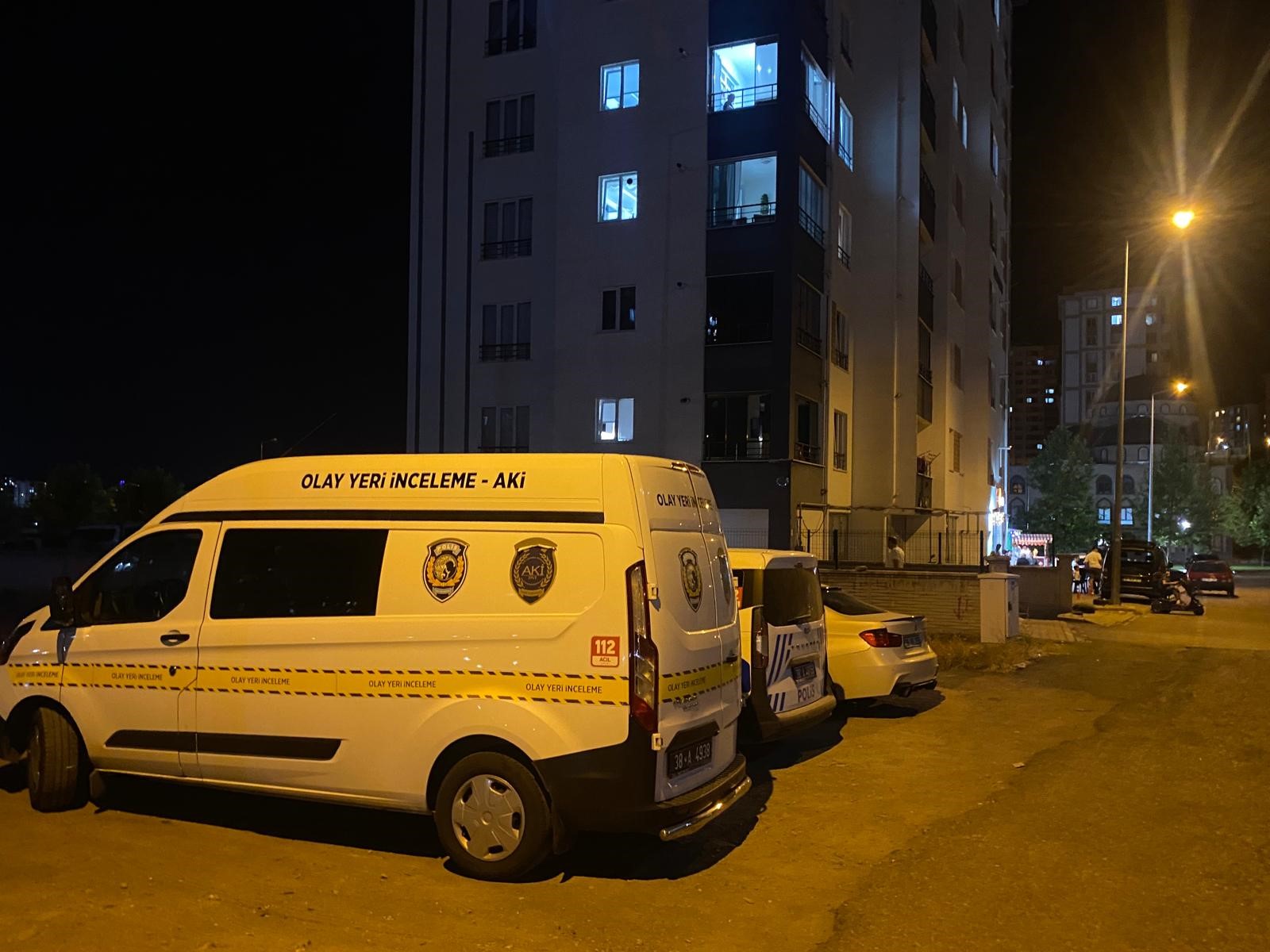 Dolaptaki Eşyasının Yerini Değiştirdiği Için Kardeşini Bıçakladı (1)