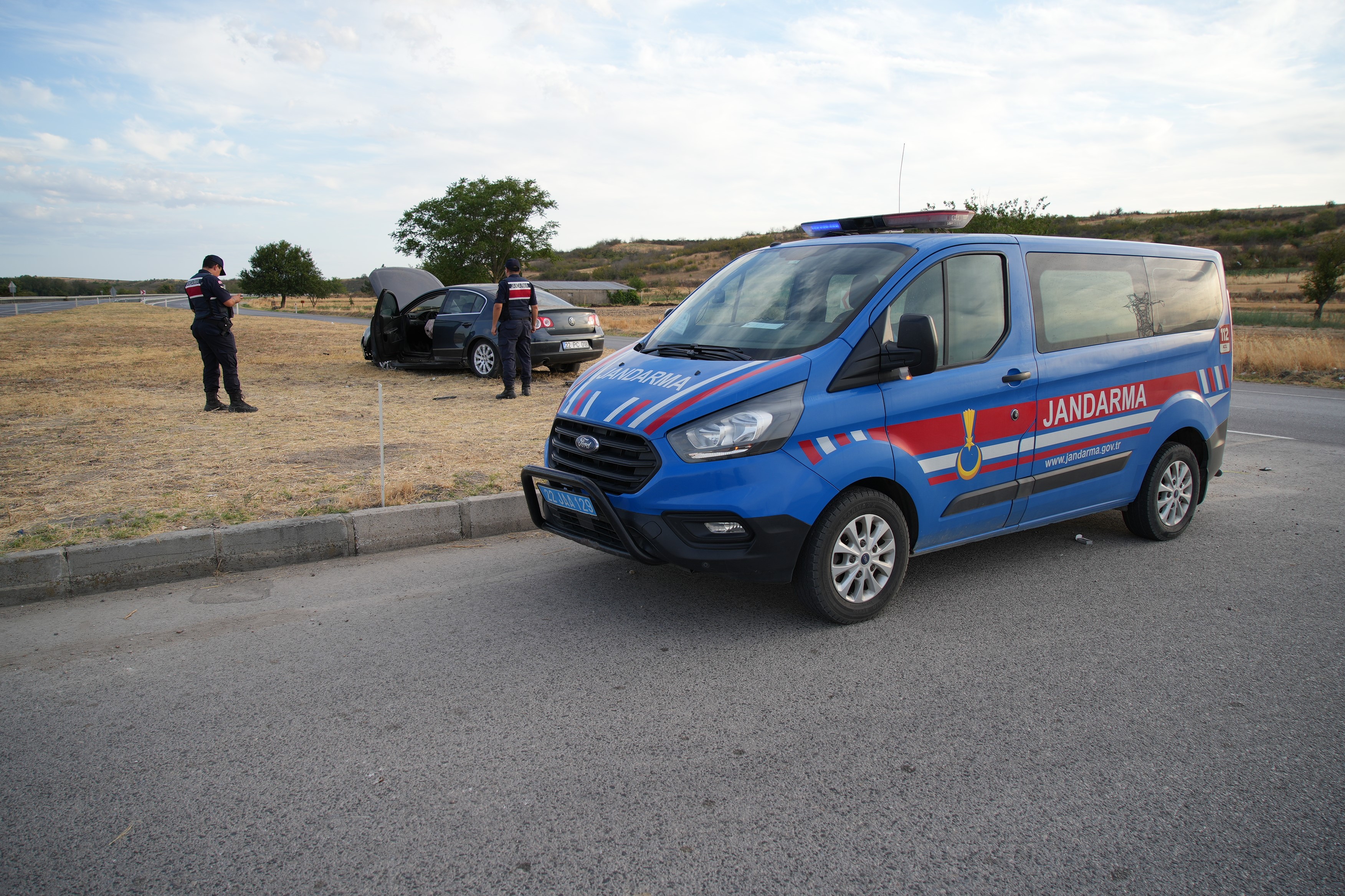 Edirne’de Yoldan Çıkan Otomobil Refüje Çıktı 5 Yaralı (2)