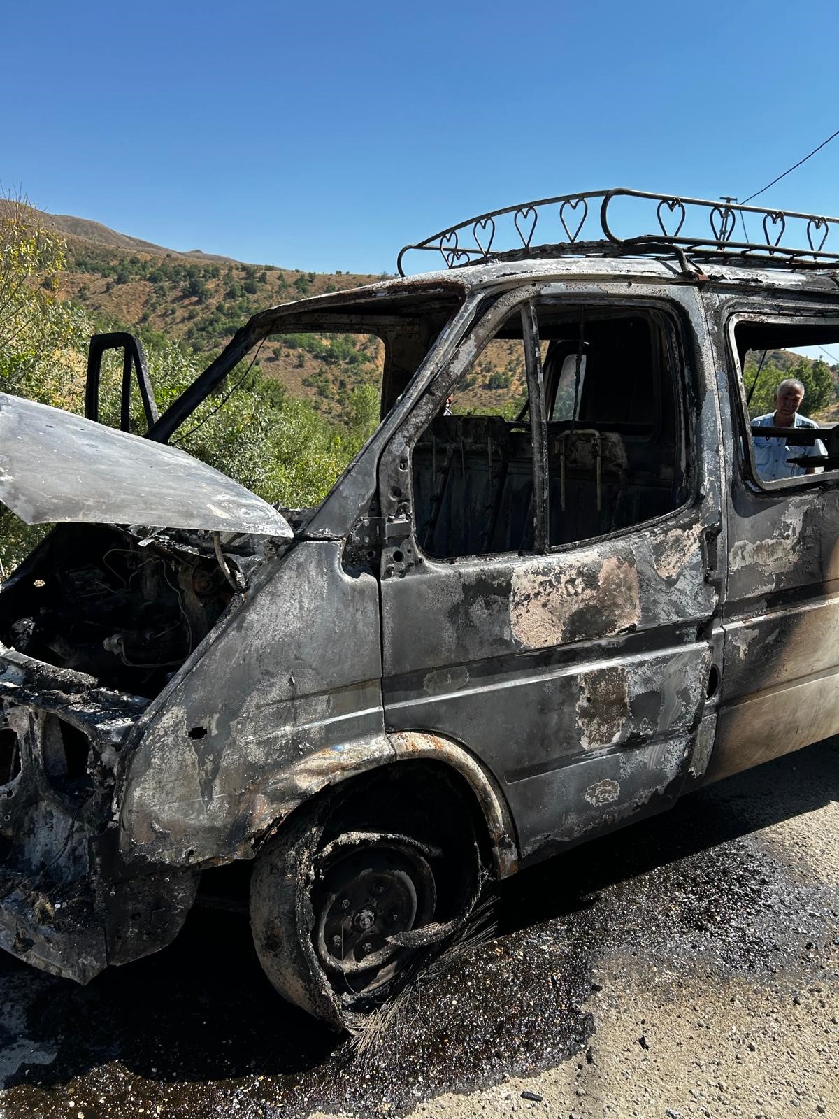 Elazığ’da Minibüs Küle Döndü (1)