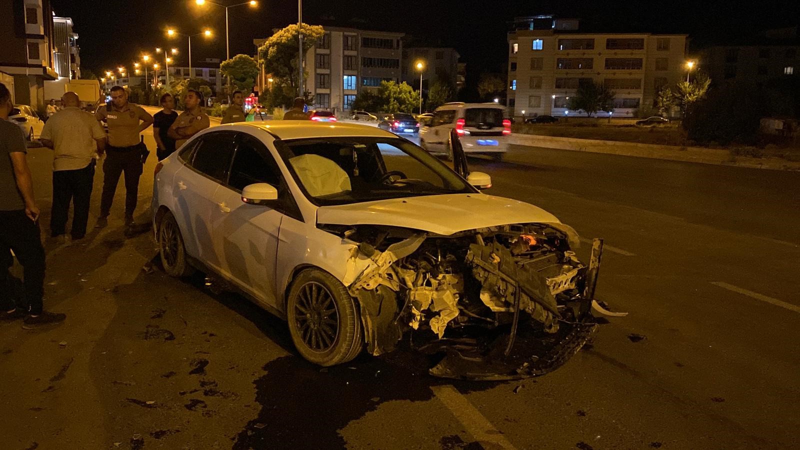 Elazığ'da Zincirleme Trafik Kazası 4 Yaralı (1)