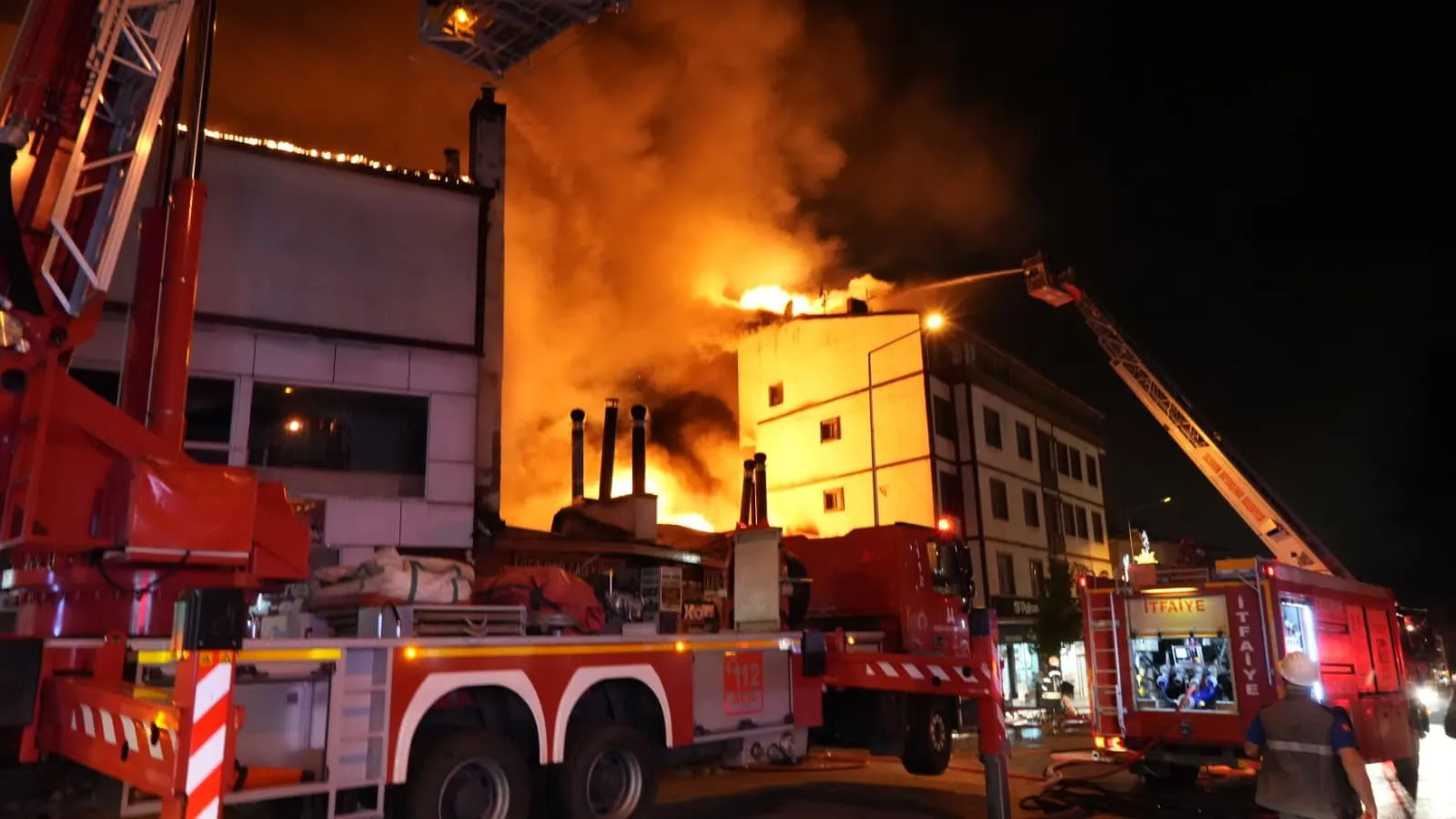 Erzurum’da Çok Sayıda Iş Yeri Ve Bina Alevlere Teslim Oldu (1)
