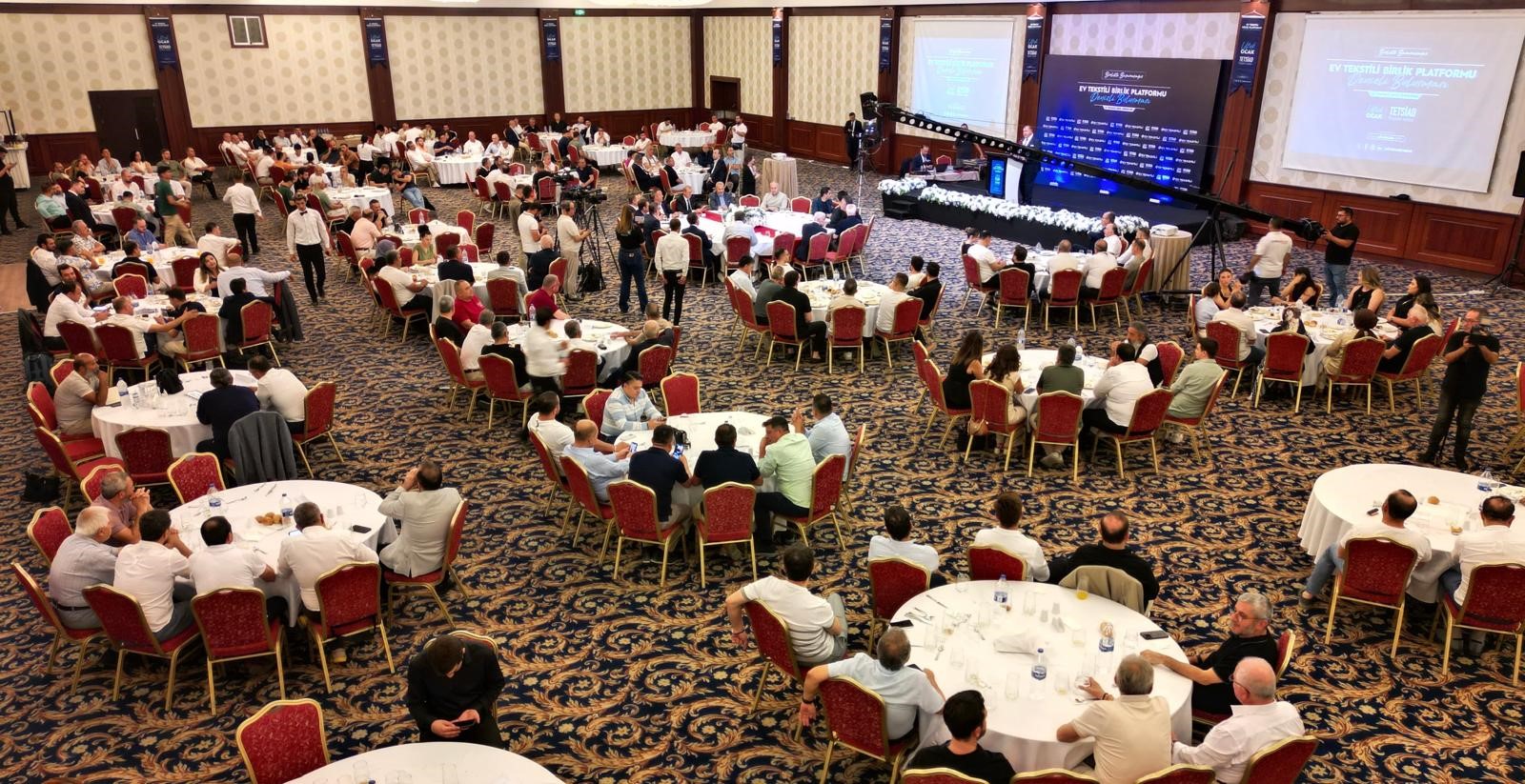 Ev Tekstili Birlik Platformu’nun Denizli’de Düzenlediği Toplantı, Sektör Temsilcilerinin Yoğun Katılımıyla Adeta Bir Gövde Gösterisine Dönüştü. (5)