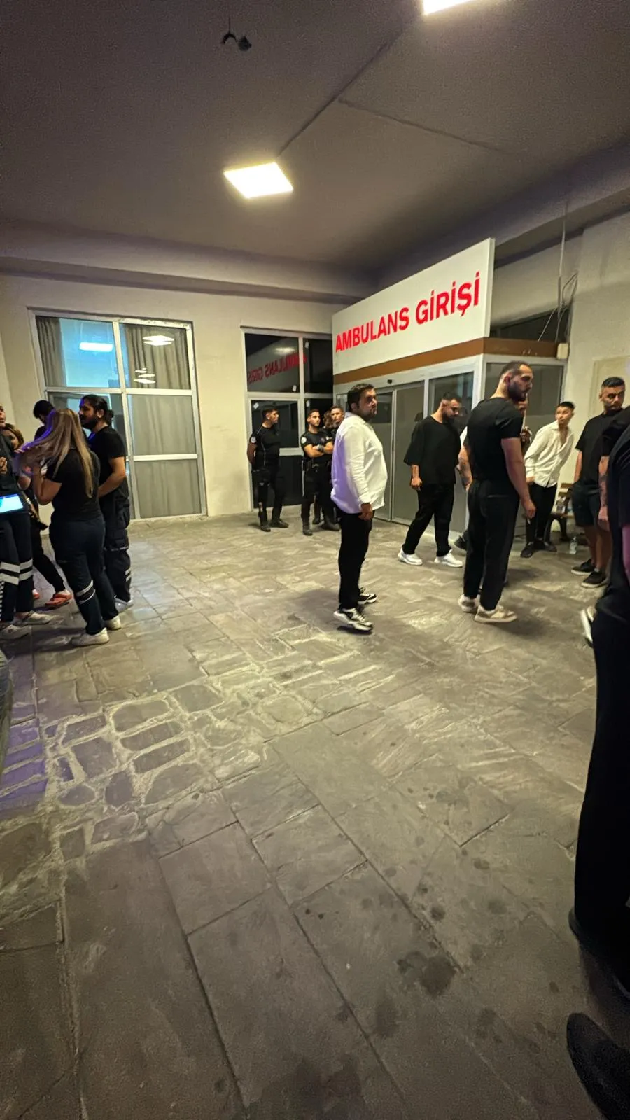 Ezgi Mola'nın Eski Eşi Mustafa Aksakallı Ve 6 Kişi Silahlı Saldırıda Vuruldu (1)