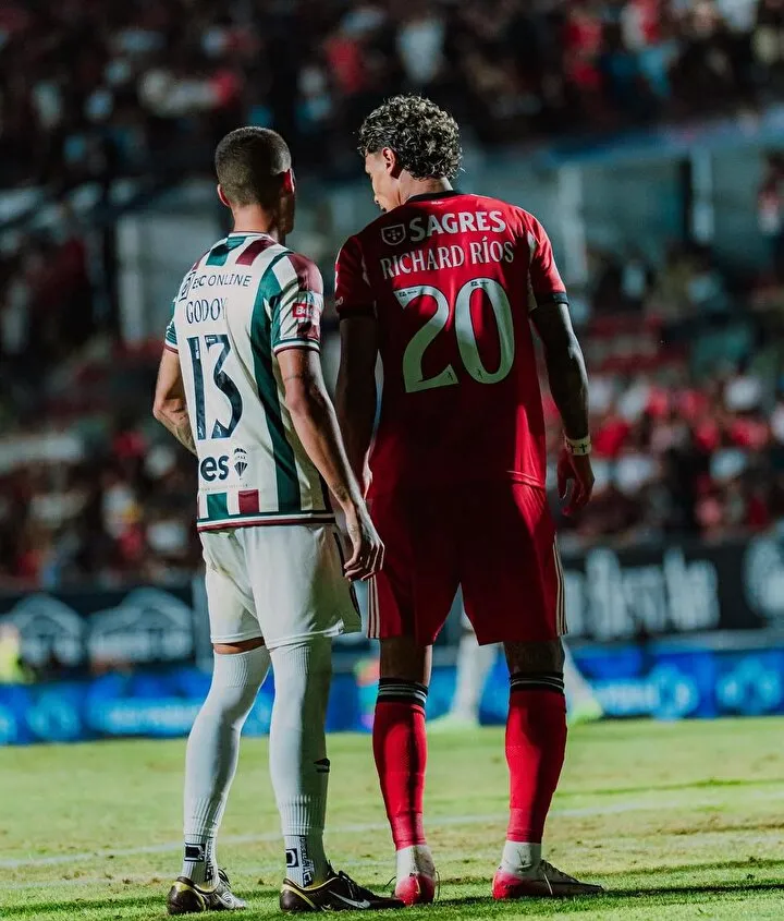 Fenerbahçe Benfica Maçında Galatasaraylıları Kahreden Eden Futbolcu (2)