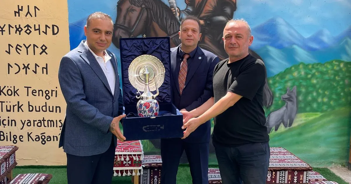 Ferhat Aydoğan Depremde Yakınlarını Kaybeden 87 Yaşındaki Dedeye Sahip Çıktı (2)