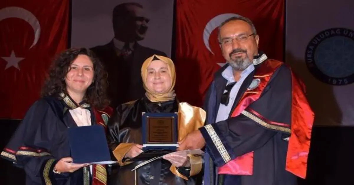 Genç Gazete 5 Çocuk Annesi 50 Yaşındaki Meltem Karaaslan Üniversiteyi Birincilikle Bitirdi