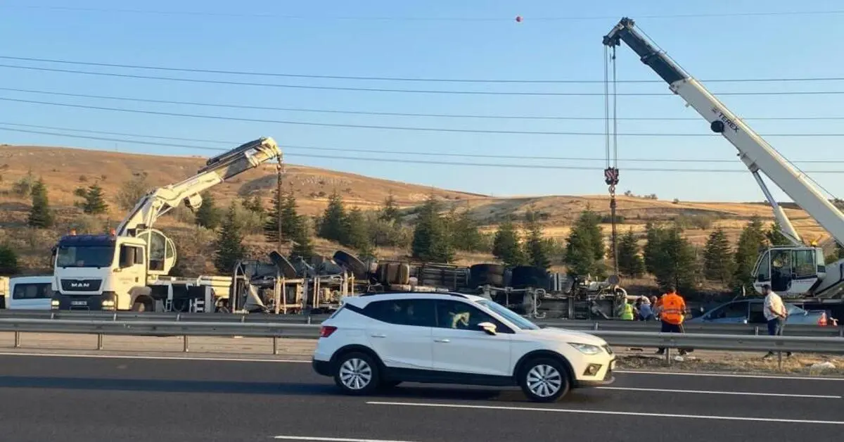 Genç Gazete Beton Mikseri Otomobilin Üzerine Devrildi 6 Kişi Yaralandı