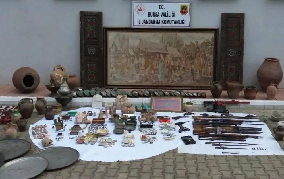 Genç Gazete Bursa'da Antika Dükkanına Baskın 4,5 Milyon Dolarlık Tablo Ele Geçirildi
